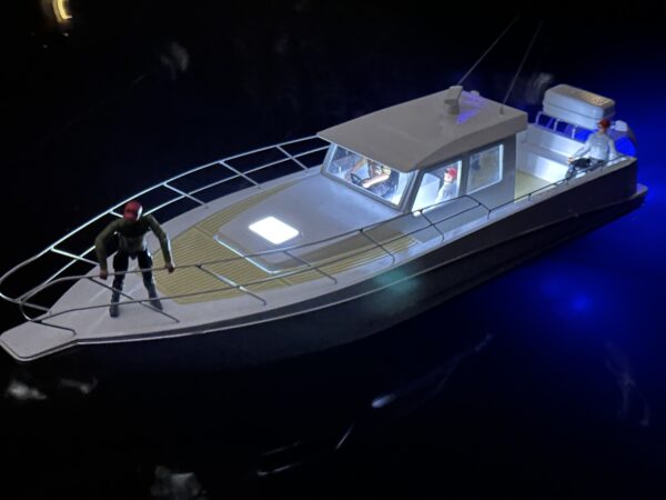 西班牙雙引擎釣魚船（配有燈光、雷達轉動）