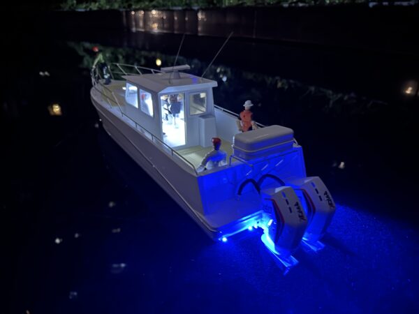 西班牙雙引擎釣魚船（配有燈光、雷達轉動）